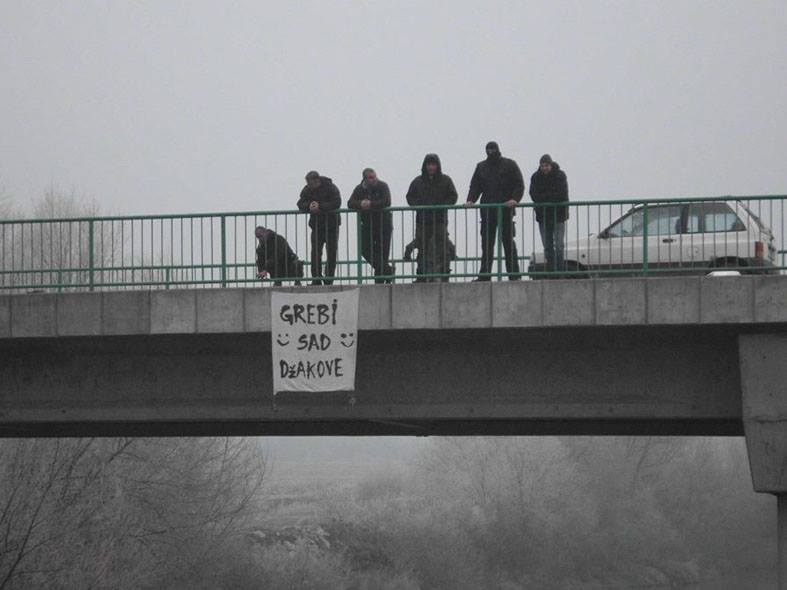 Grebi sad džakove